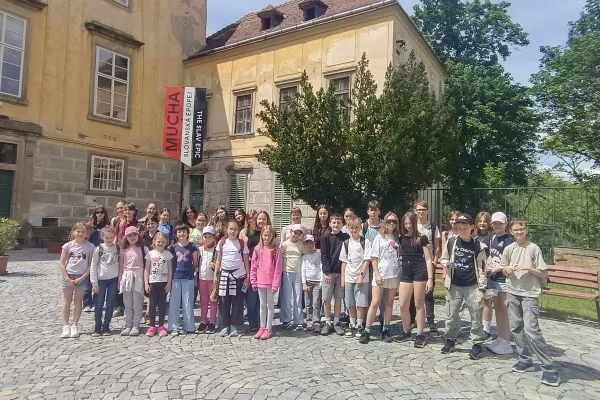 Moravský Krumlov - před vchodem na Slovanskou epopej od A. Muchy, 20. 5. 2026