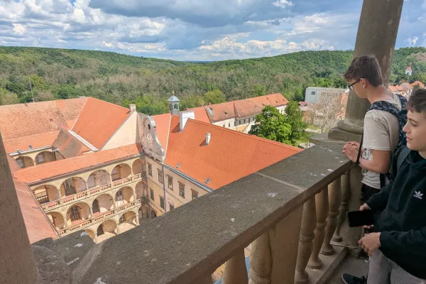 Moravský Krumlov - pohled z věže do nádvoří, 20. 5. 2026