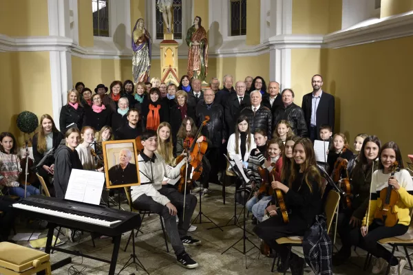 1.11.2021 v kostele na Kalvárii v Pelhřimově - společný koncert pěveckého sboru Záboj a Žákovského orchestru (vzpomínka na Dušana Vančuru)