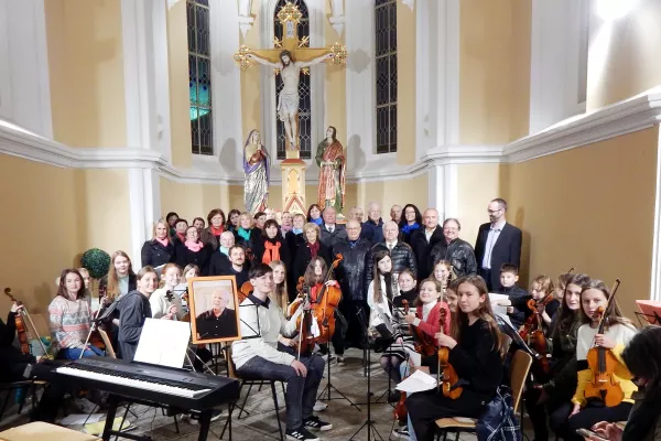 1.11.2021 v kostele na Kalvárii v Pelhřimově - společný koncert pěveckého sboru Záboj a Žákovského orchestru (vzpomínka na Dušana Vančuru)