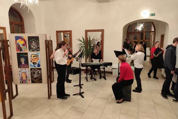 koncert před vystoupení ve foyae